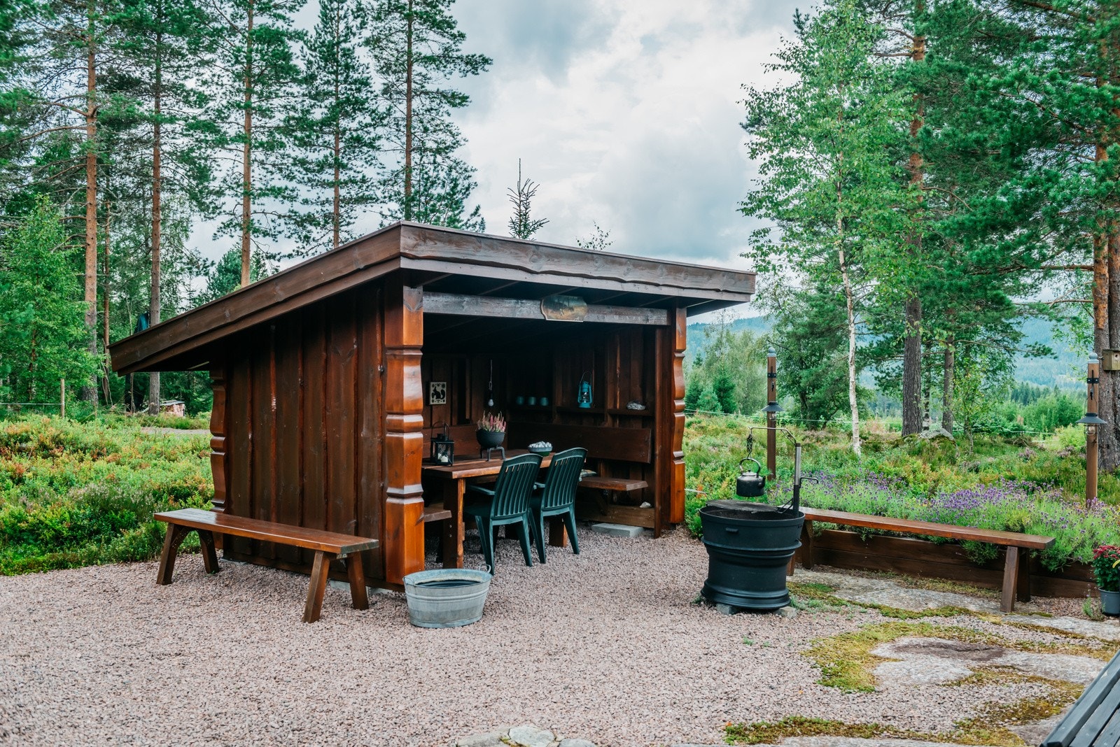 Takoverbygget og lun sitteplass Galleribilde