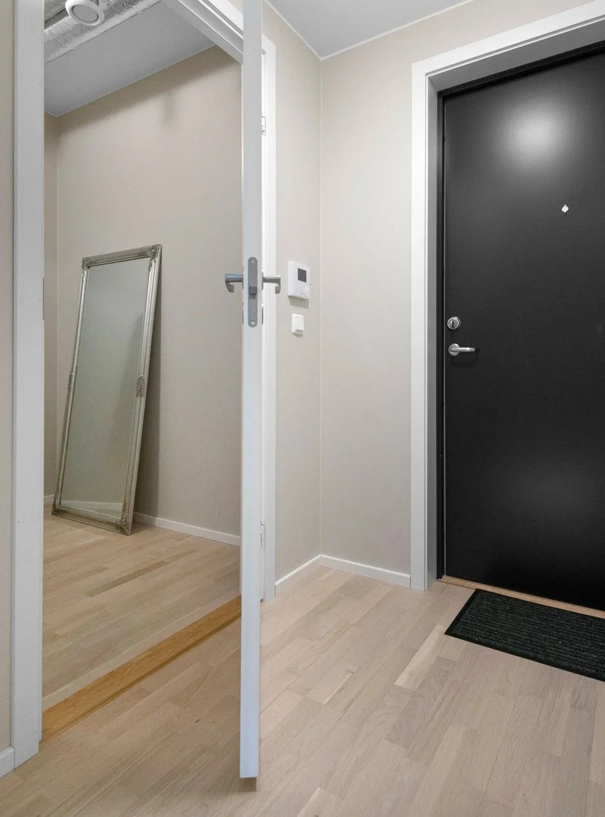 Romslig entré med knagger til klær. Galleribilde