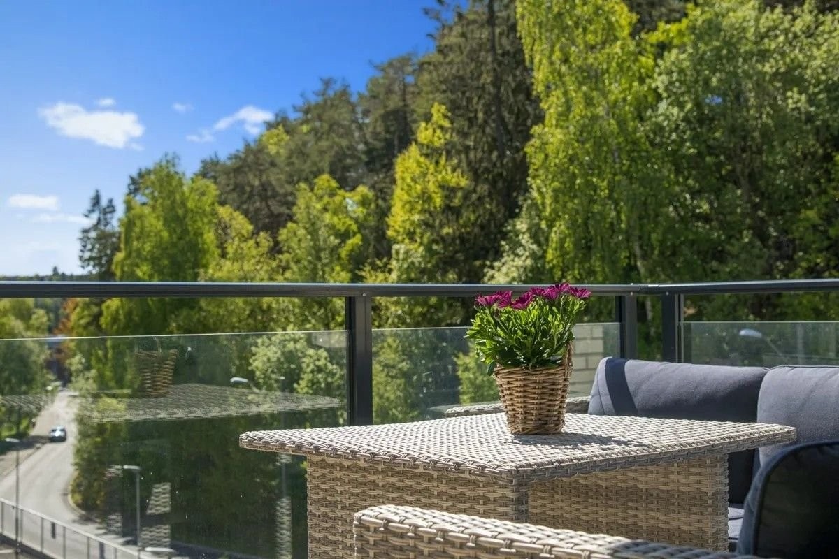 Overbygd, sydvendt balkong på ca. 9kvm. Galleribilde