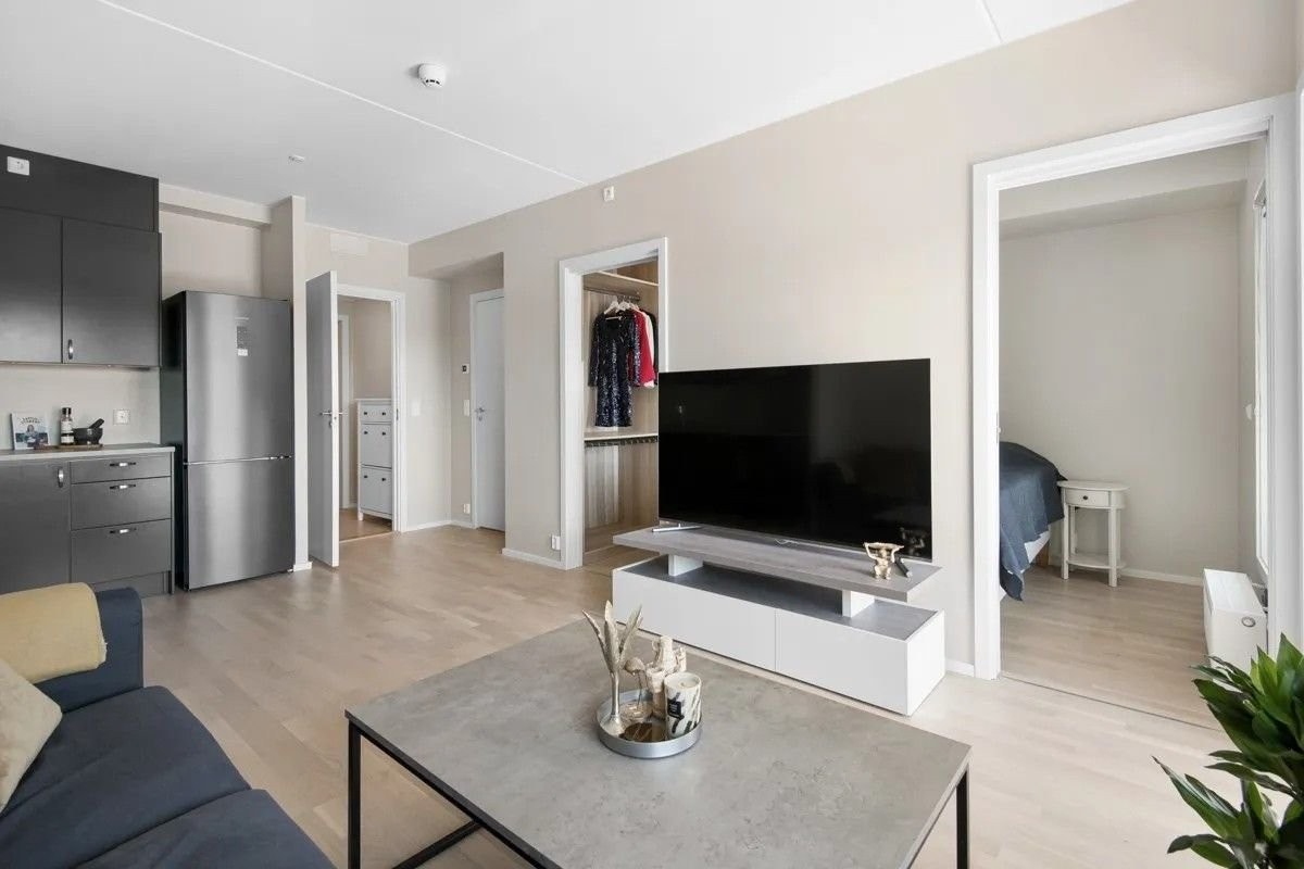 2 dører inn til soverommet, med plass til TV mellom. Galleribilde