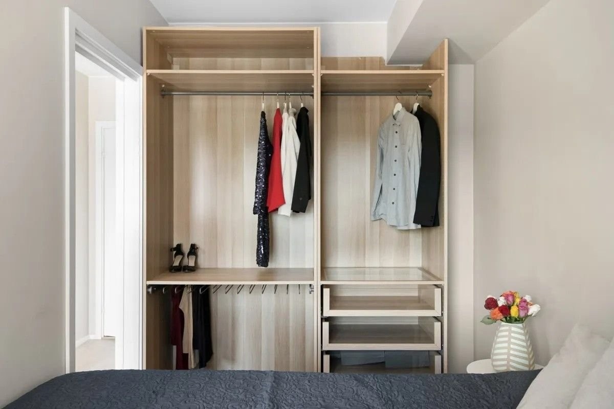 Åpen garderobeløsning følger med leiligheten. Galleribilde