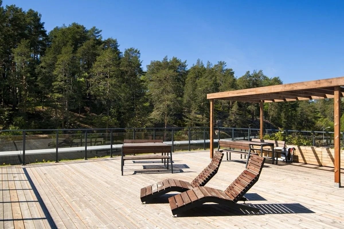 En av tre felles takterrasser med bord og stoler. Her får du fantastiske sol- og utsiktsforhold. Galleribilde