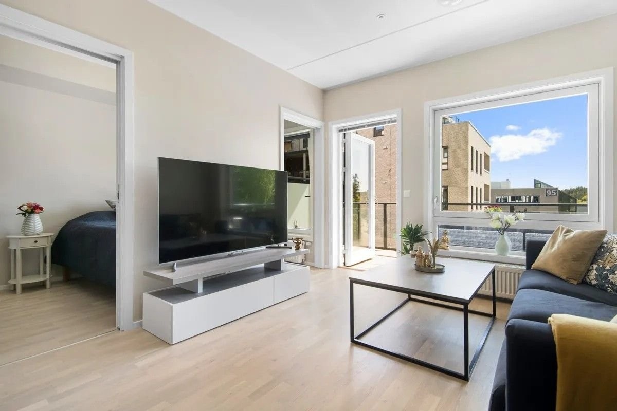 Stuen og soverommet får rikelig med lys inn fra vinduene og glassdøren til balkongen. Galleribilde