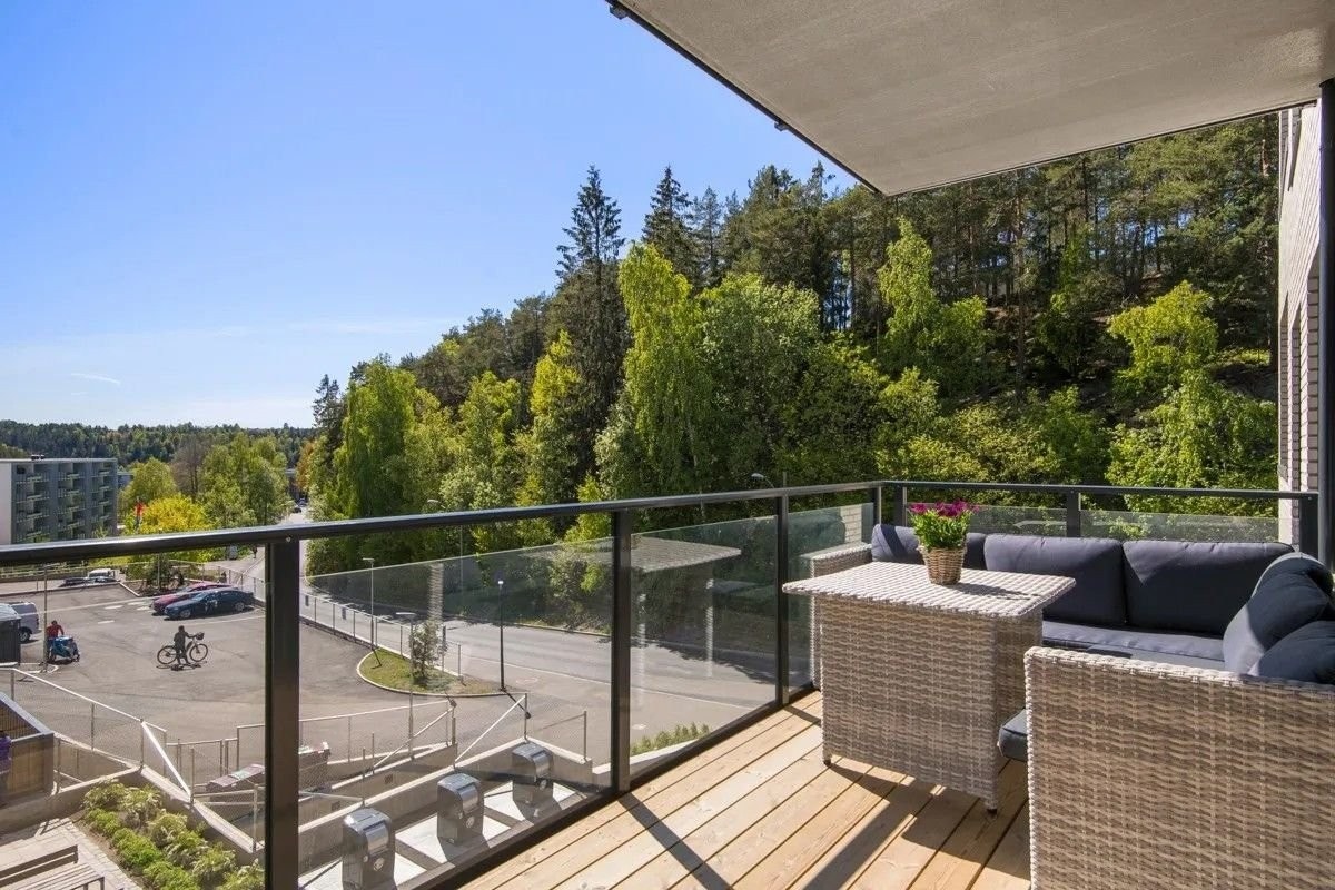 Borettslaget har utendørs gjesteparkering på fellesområdet vist på bildet og inntil nordsiden av bygget. Galleribilde