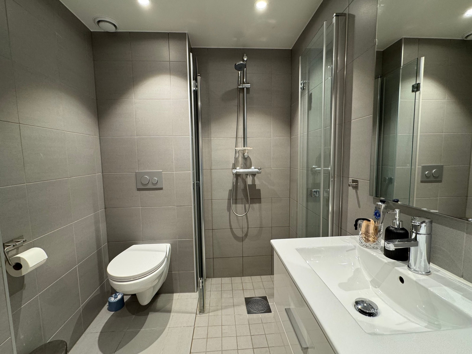 Badet har gulvvarme og rikelig med varmtvann via fjernvarme for dusjing. Galleribilde