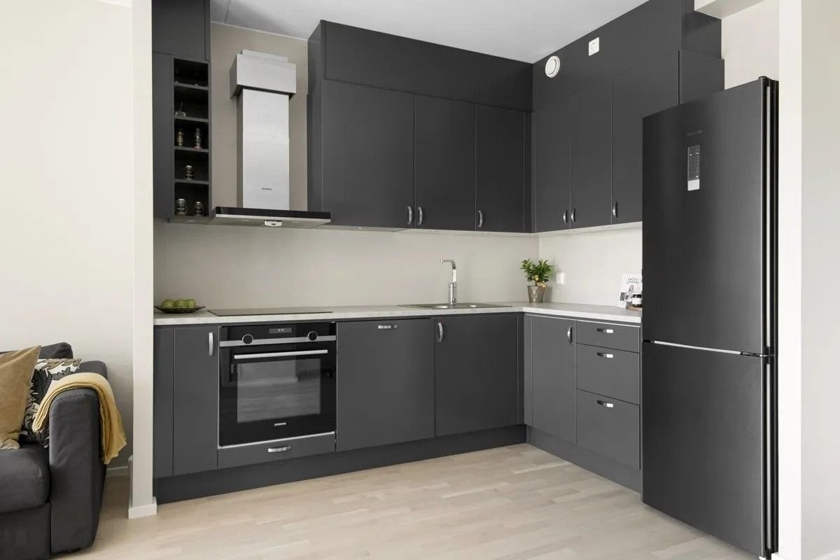 Moderne kjøkken med integrert induksjonstopp, stekeovn og oppvaskmaskin. Galleribilde