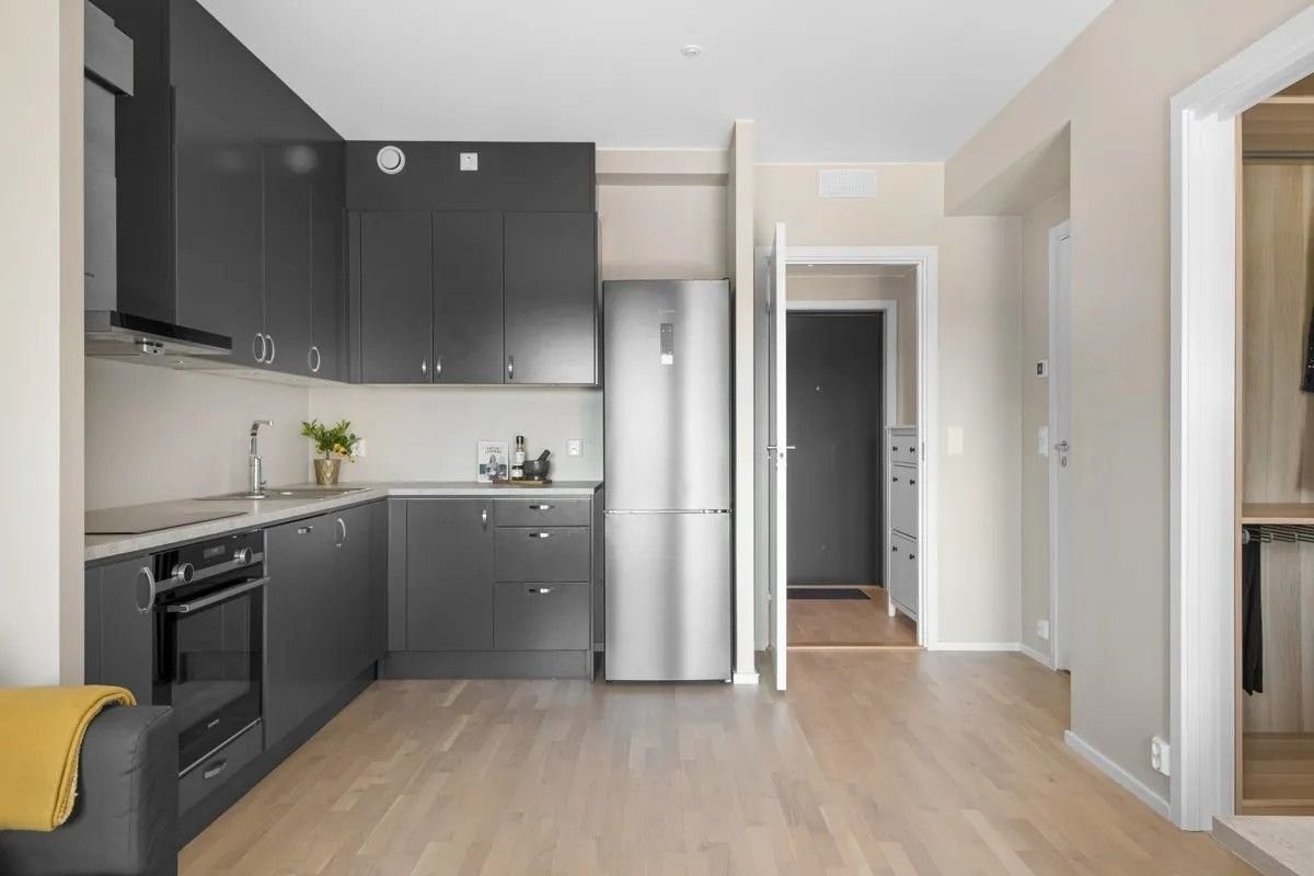 Med unntak av badet er det parkett i alle rom. Leiligheten har varmtvann, oppvarming kabel-tv og bredbånd inkludert i felleskostnader. Galleribilde