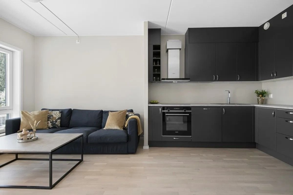 Romslig stue/kjøkkenløsning. Galleribilde