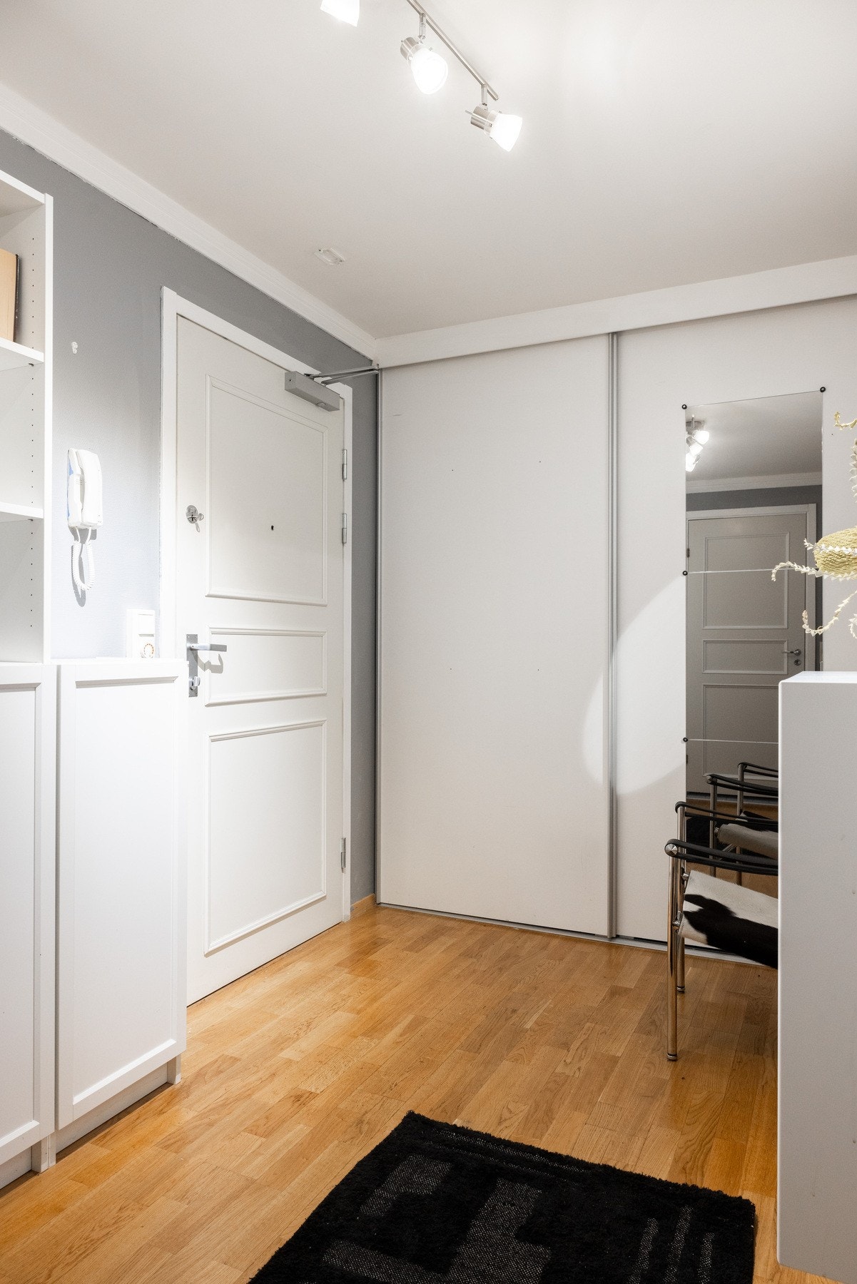 Gangen har brann- og lydklassifisert entrédør med kikkehull og sikkerhetslås, samt callinganlegg. Galleribilde