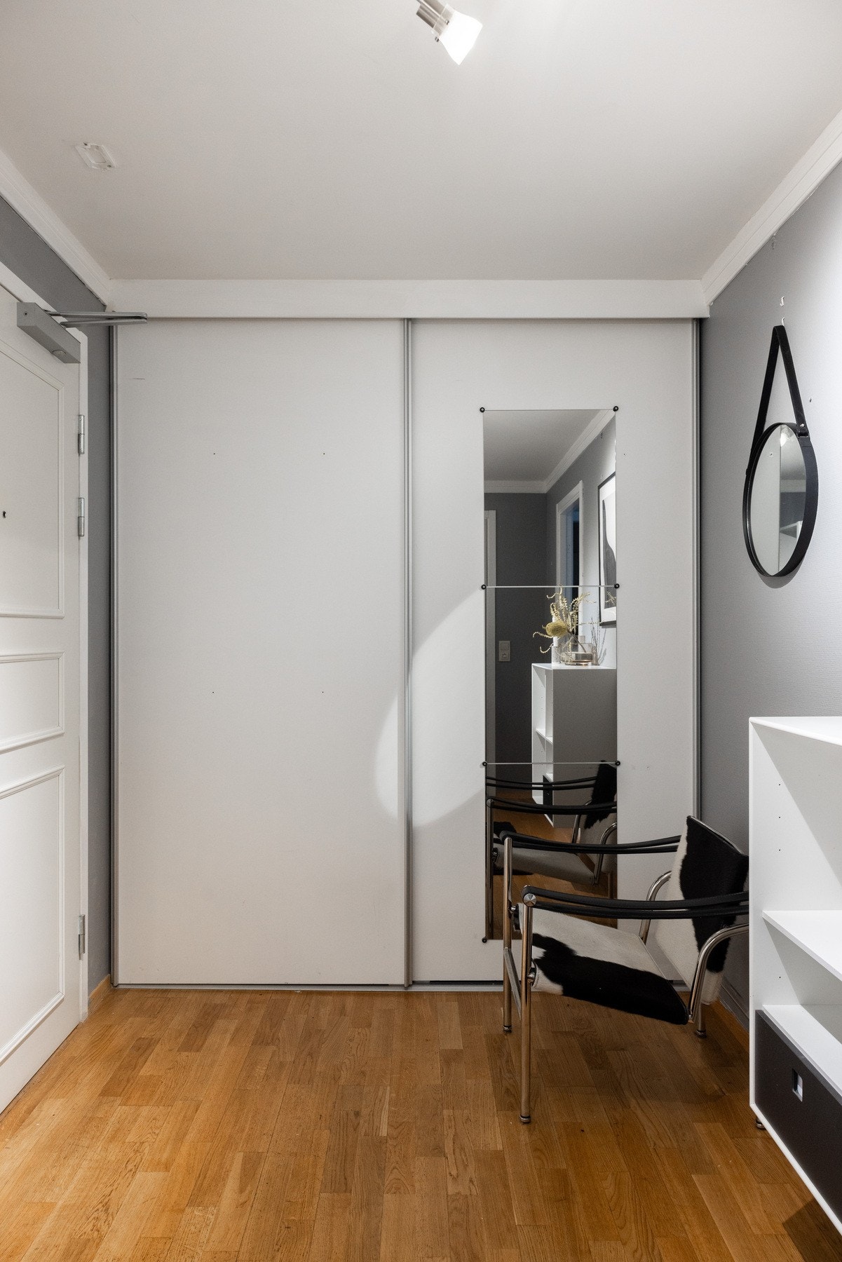 I gangen er det det gode oppbevaringsmuligheter i stor skyvedørsgarderobe. Galleribilde