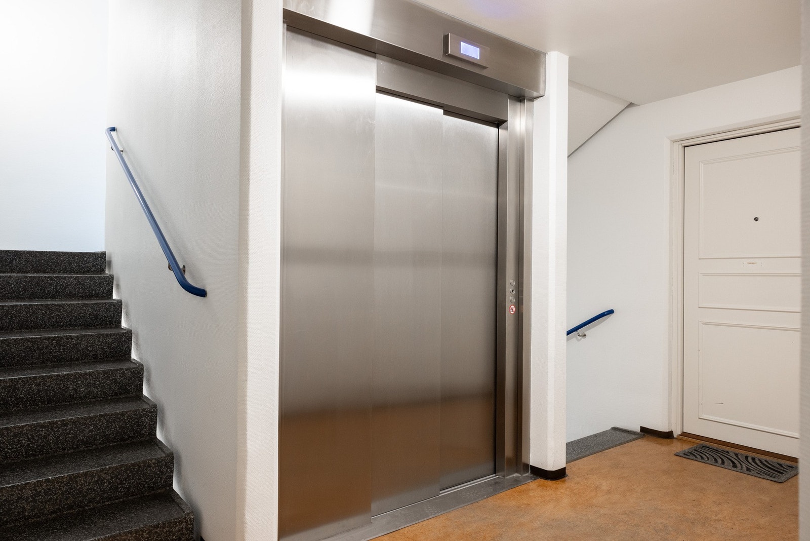 Det er trappefri adkomst via heis direkte til bakkeplan og garasjekjeller. Galleribilde