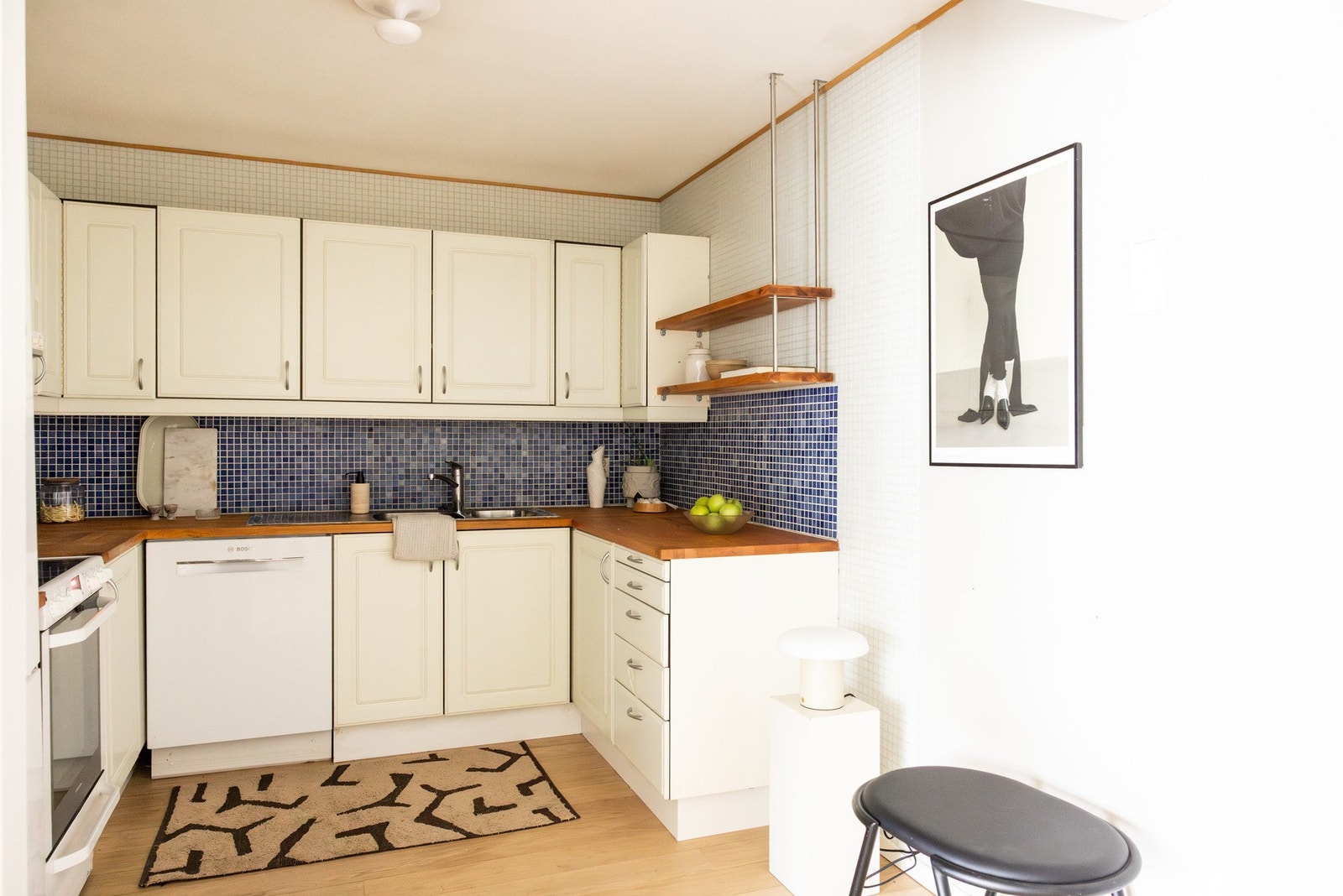 Kjøkkenet har oppvaskmaskin, komfyr og kjøl/frys som medfølger. Galleribilde