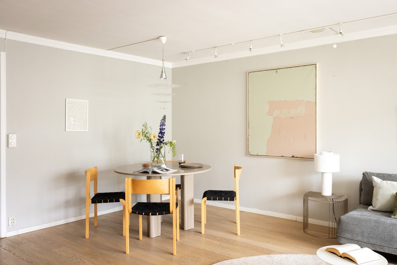 Det er plass til en trivelig spisebordsgruppe i tilknytning til kjøkkenet. Galleribilde