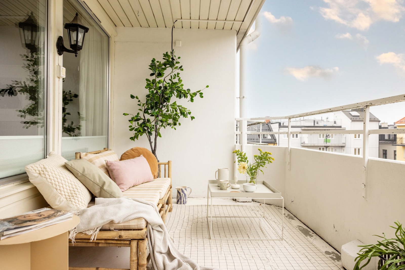 Fra stuen er det utgang til en vest/nordvestvendt balkong på ca. 9 kvm med gode solforhold. Galleribilde