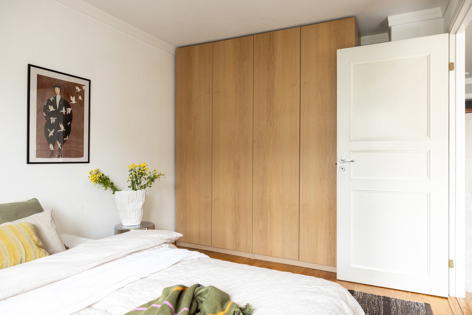 Praktisk plass til oppbevaring i garderobeskapsrekke. Galleribilde