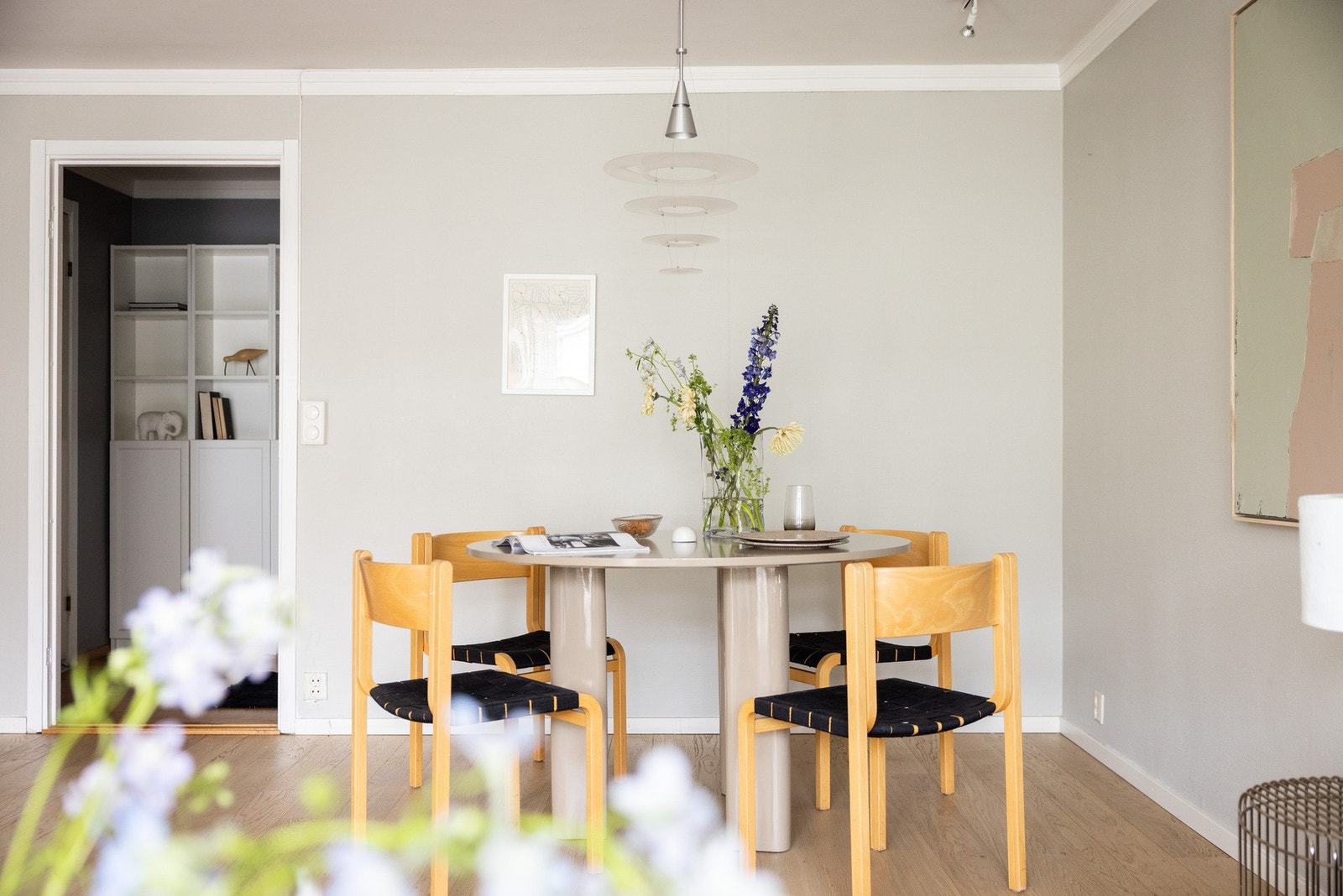 I stue og kjøkken er det nyere, pen én-stavs parkett. Galleribilde