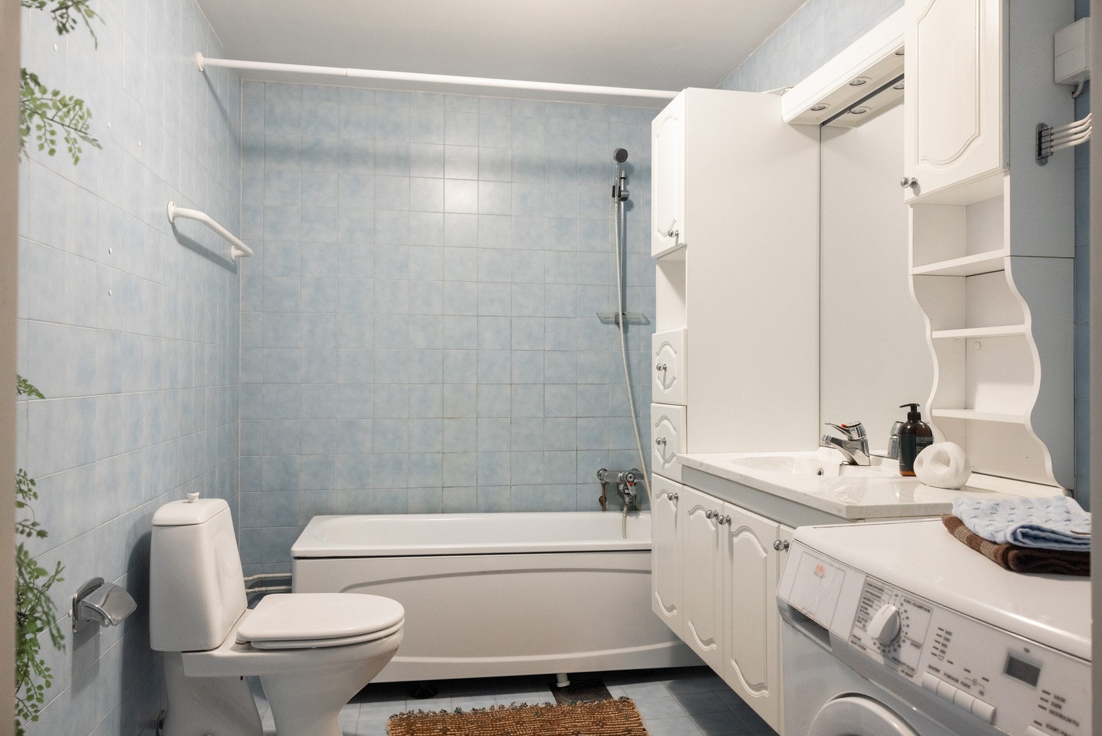 Boligen har et romslig, flislagt baderom av eldre dato. Galleribilde