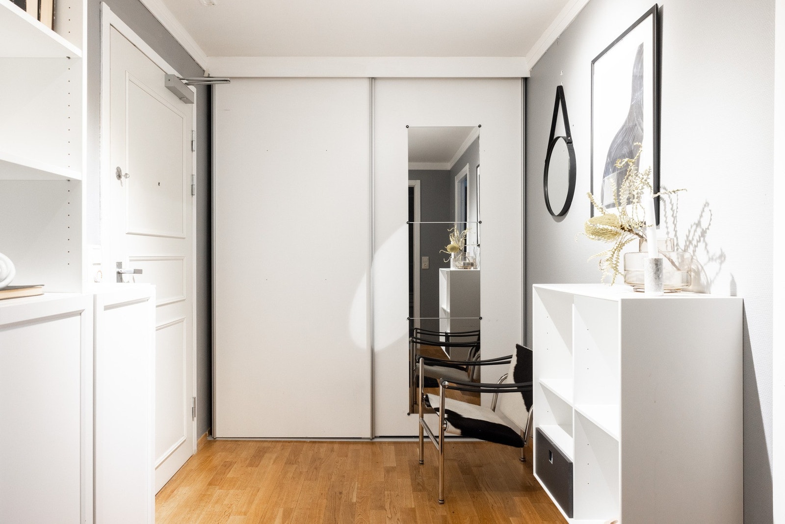 Det er plass til oppbevaringsmøblement og sitteløsning. Galleribilde