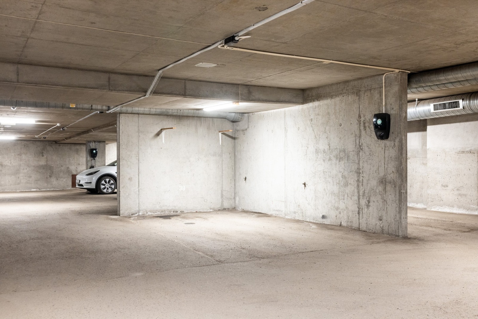 Garasjeplass nr. 38 medfølger med el-billader. Galleribilde