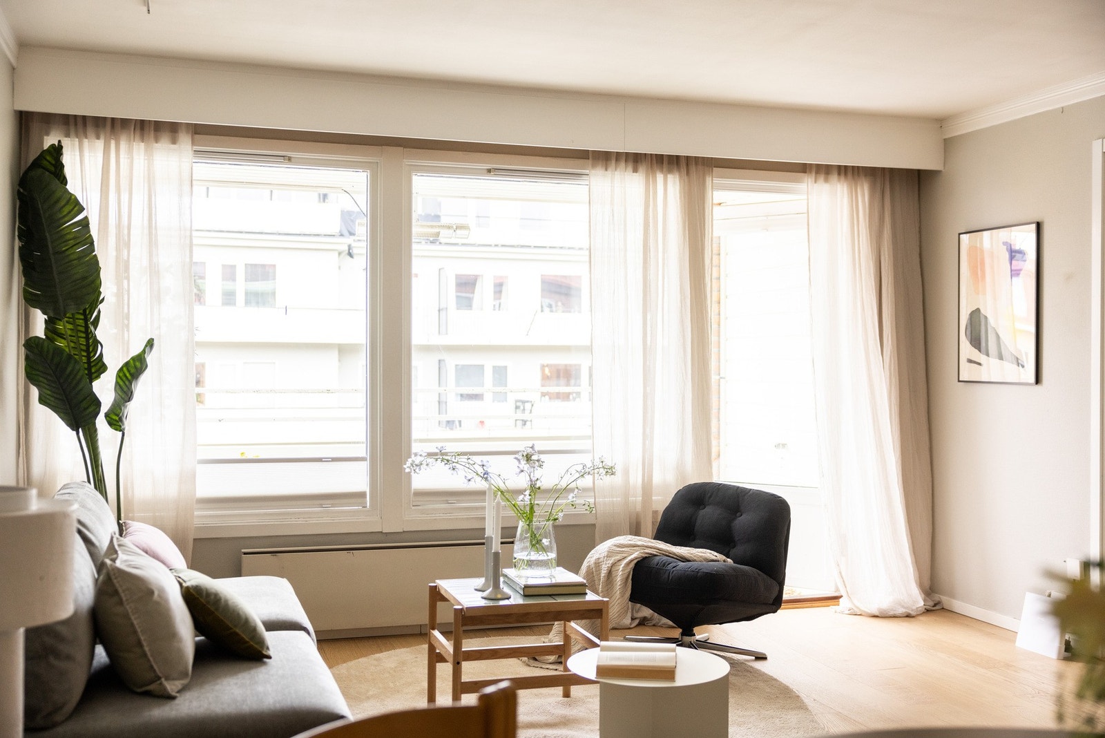 Leiligheten har gode lysforhold fra store vindusflater. Galleribilde