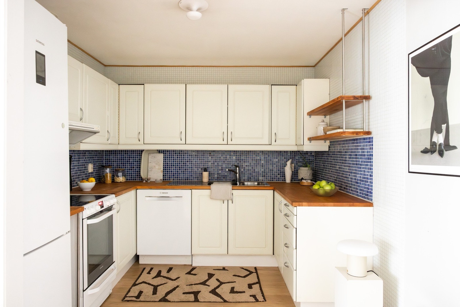 Kjøkkeninnredning med profilerte fronter og heltre benkeplate. Galleribilde