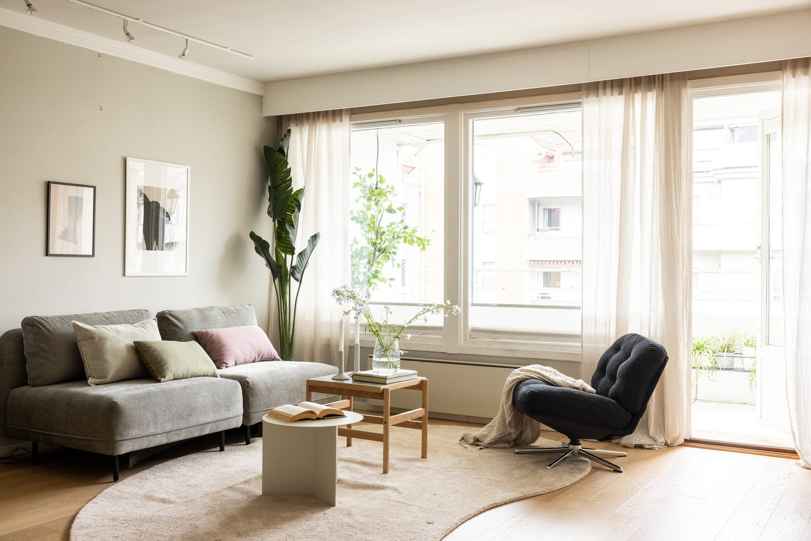 En høyt og fritt beliggende 2-roms selveier med balkong og garasje. Galleribilde