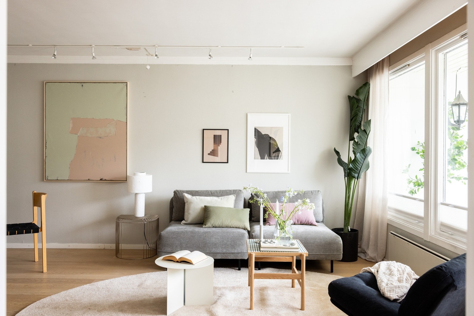 Det er god plass til sofagruppe med tilhørende møblement. Galleribilde