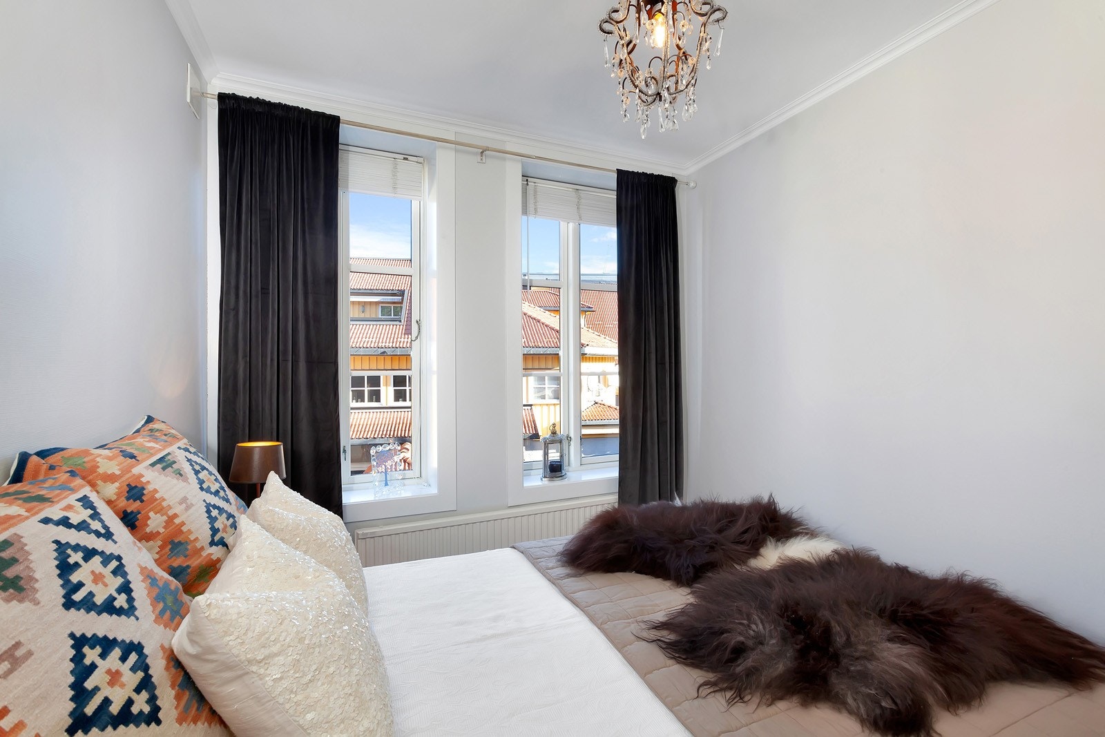Store vinduer bidrar til godt med lys og luft inn på rommet. Galleribilde