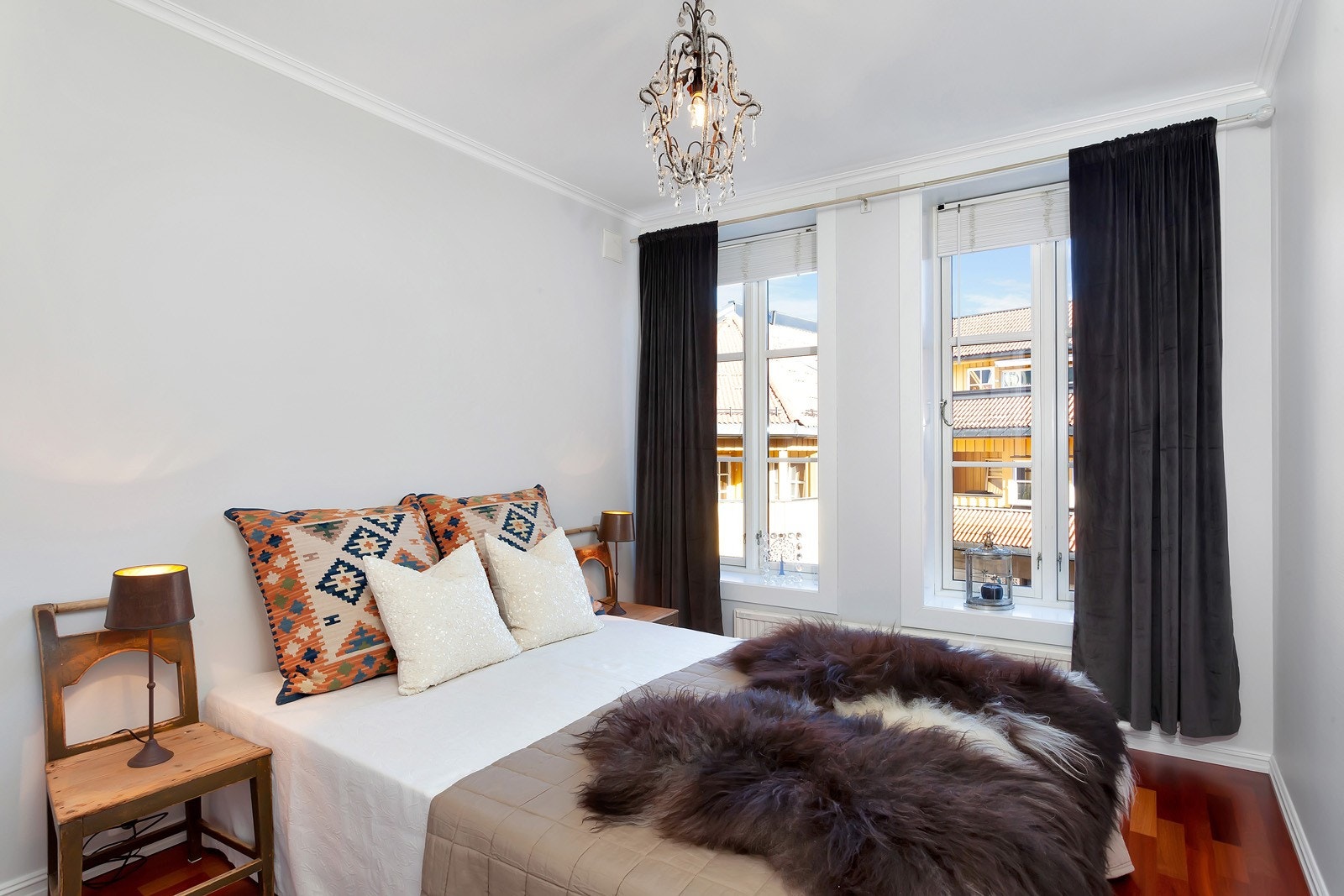 Lyst og moderne innredet hovedsoverom med god plass til dobbeltseng med tilhørende nattbord og garderobeløsning. Galleribilde