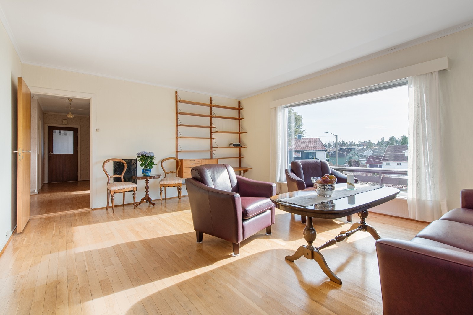 Stor og lys stue med flott utsikt ut til den store frukthagen. Galleribilde