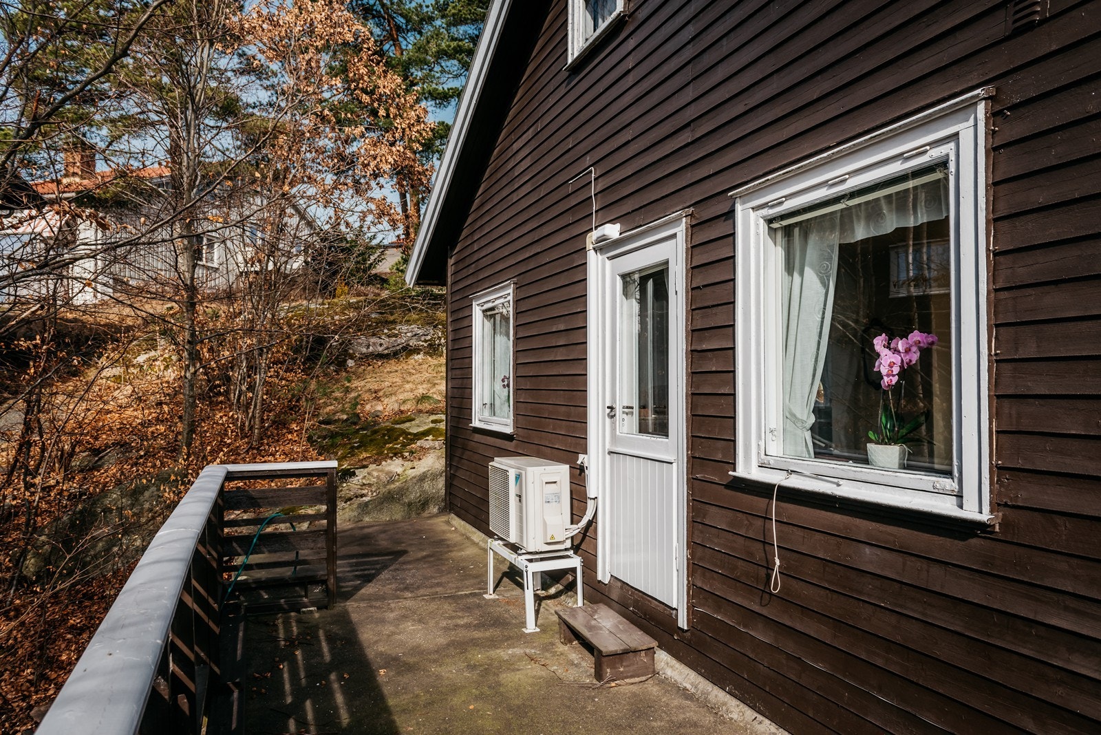 Få med deg sola fra morgen til kveld med uteplasser og terrasse rundt hele boligen. Galleribilde
