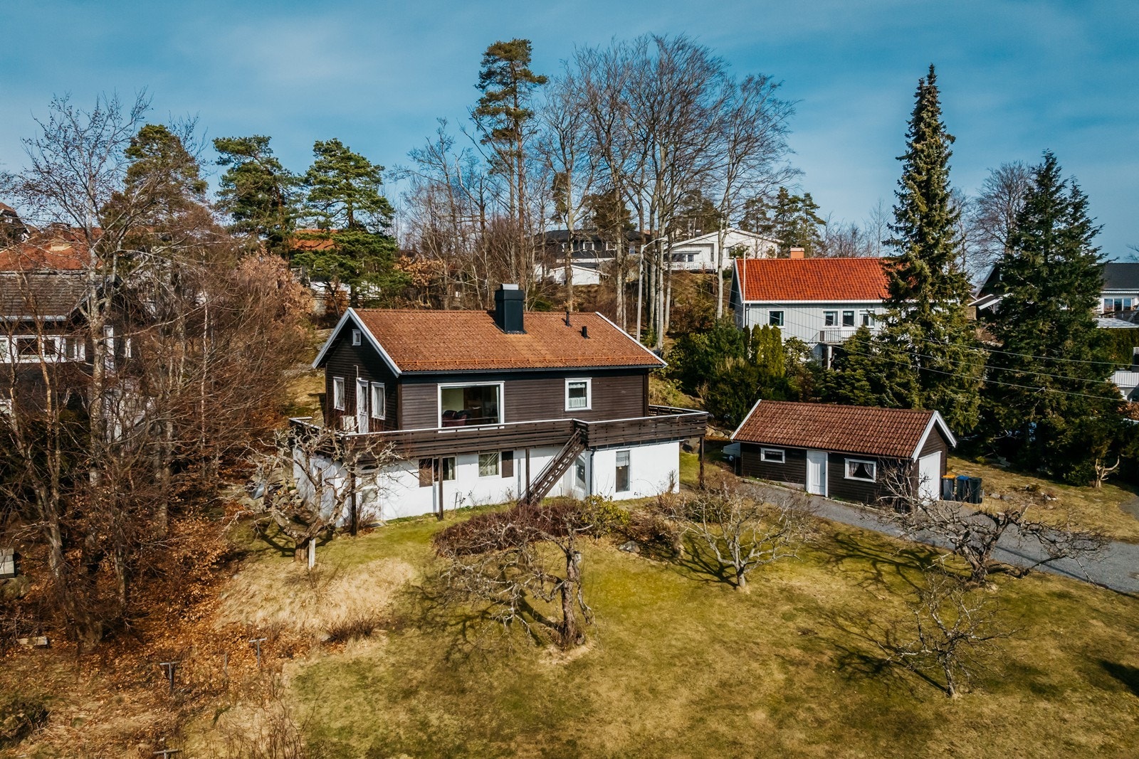 Denne eneboligen fra 1960, ligger i et rolig boligområde med nærhet til både by, lekeplass og turområder. Galleribilde
