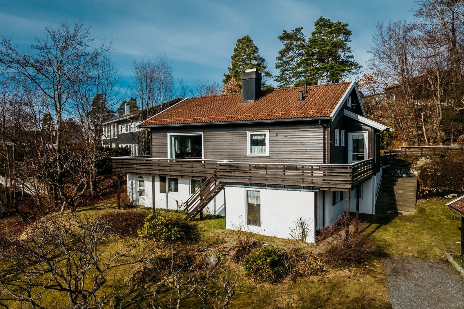 Eneboligen har en opparbeidet hage, med frukttrær og bærbusker Galleribilde