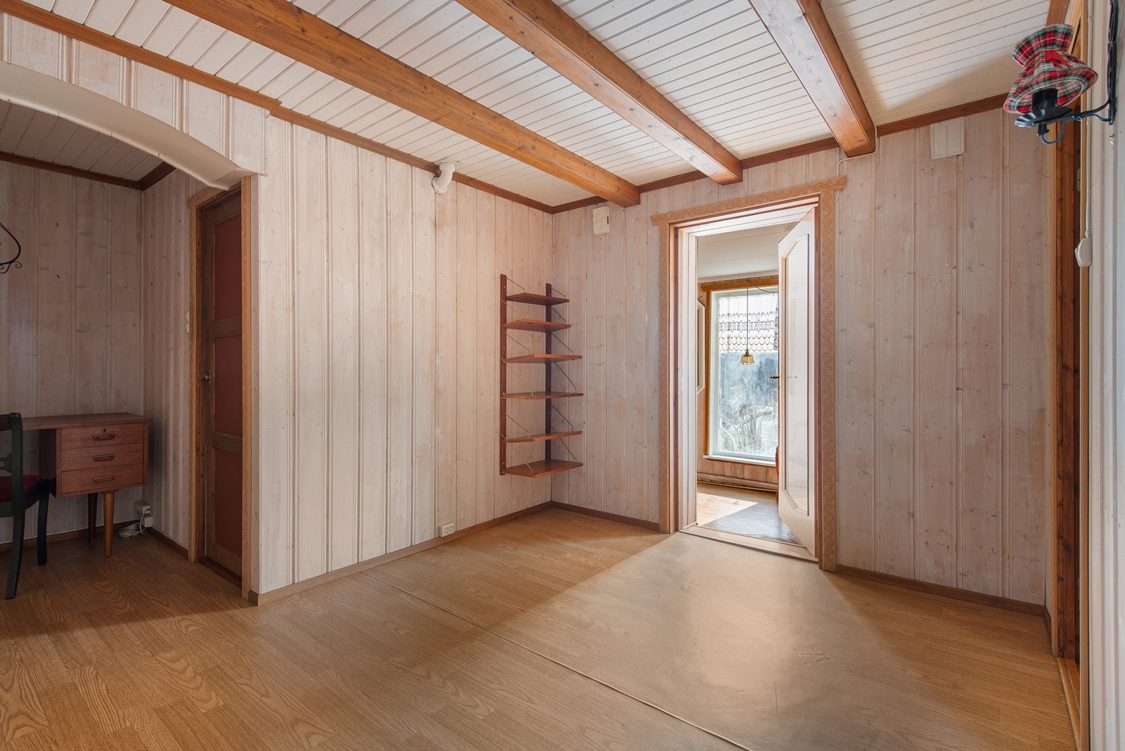 Fra gangen har man adkomst til soverom, kjøkken, kjellerstue og inn til stuen. Galleribilde