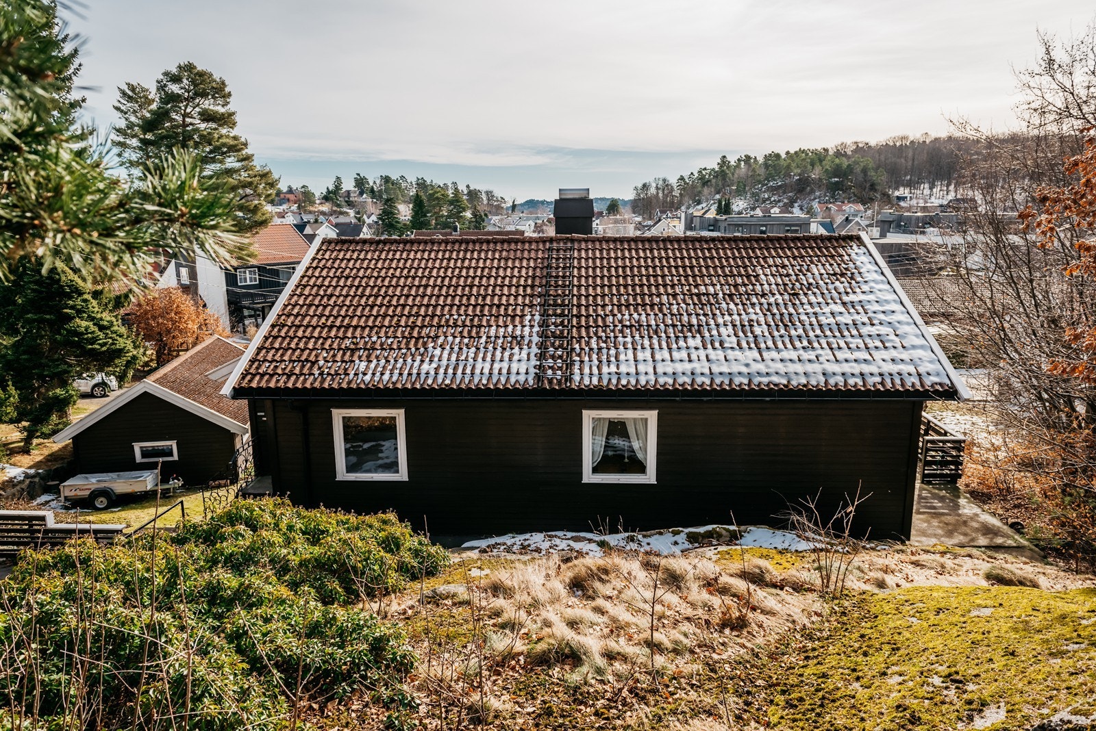 Eiendommen ligger høyt og i blindvei. Galleribilde