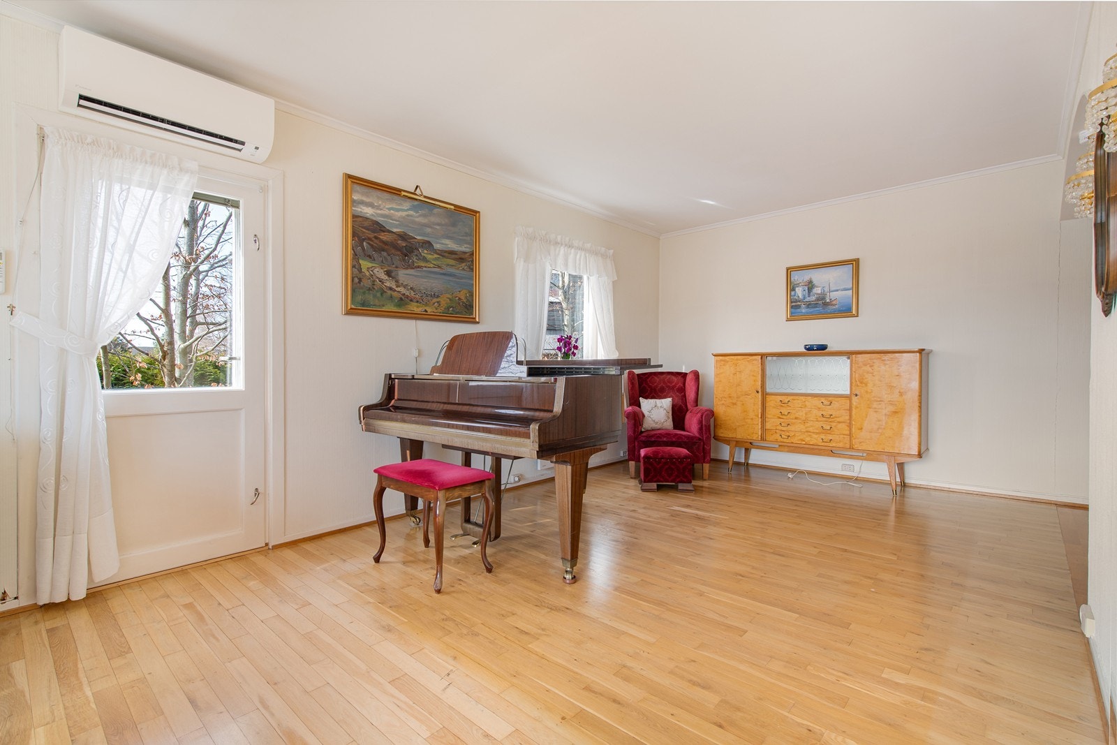 Stor stue med plass til både sofakrok, spisestue og om du er av den musikalske typen, så er det også plass til piano! Galleribilde