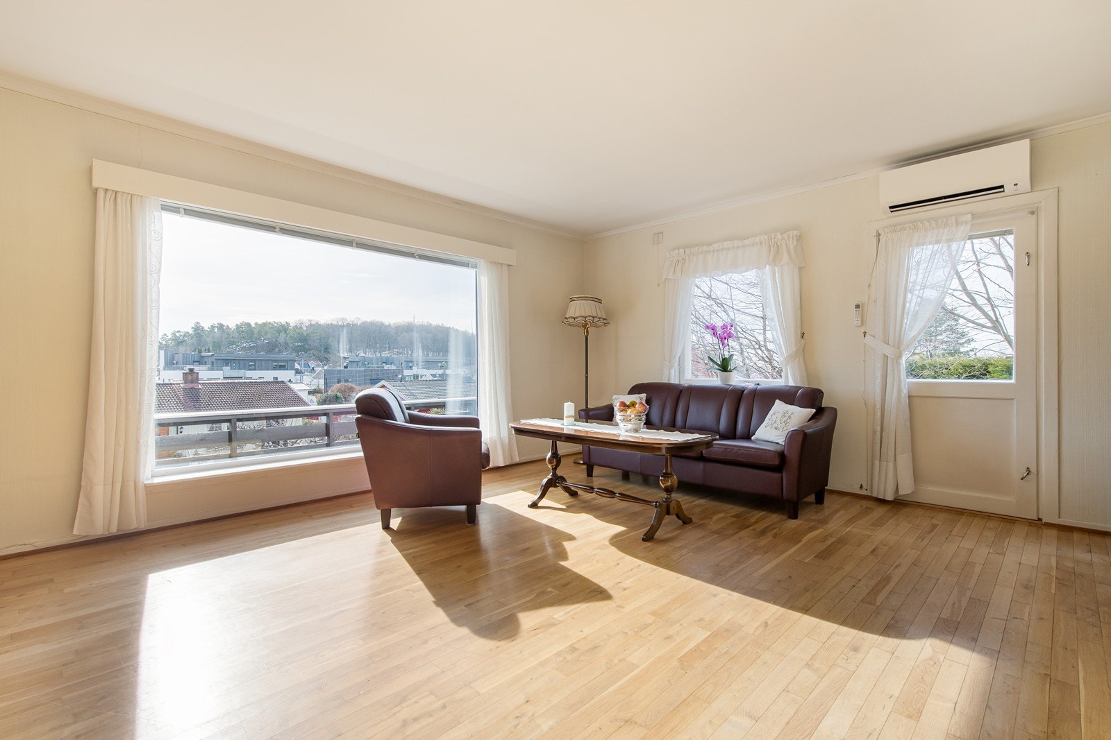 Fra stuen er det utgang til terassen. Galleribilde