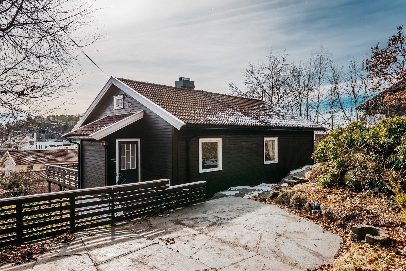 Denne steinlagte plattingen på baksiden av huset er perfekt til varme sommerdager Galleribilde