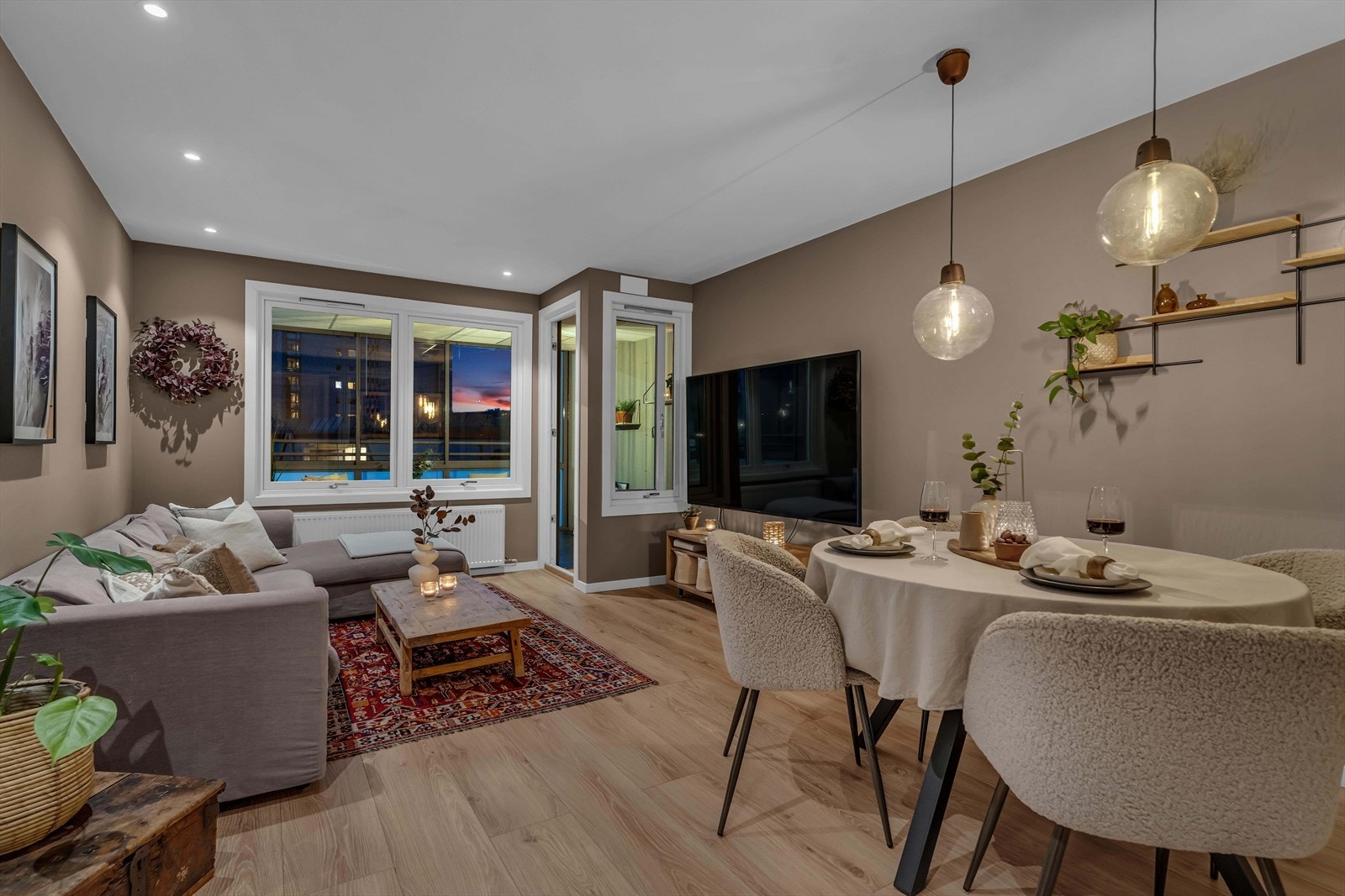 En meget pen og moderne 3-roms leilighet med stor innglasset balkong. Galleribilde