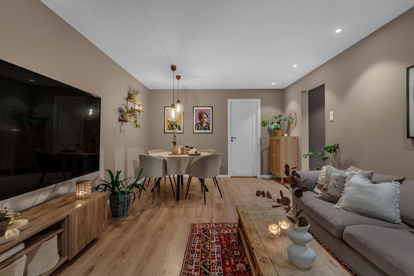 Stuen er fornyet de senere med moderne fargevalg på veggene og gyllen, enstavs laminat på gulvet. Galleribilde