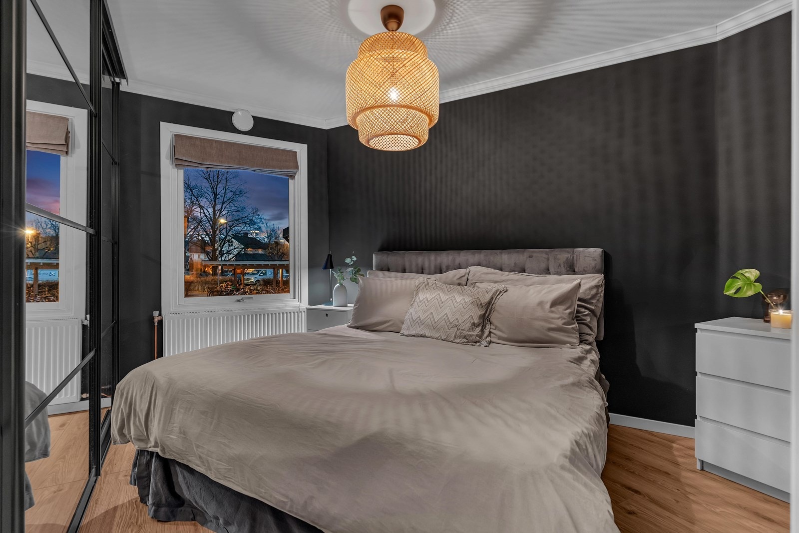 Hovedsoverommet er av god størrelse med god plass til både dobbeltseng og garderobeløsning. Galleribilde