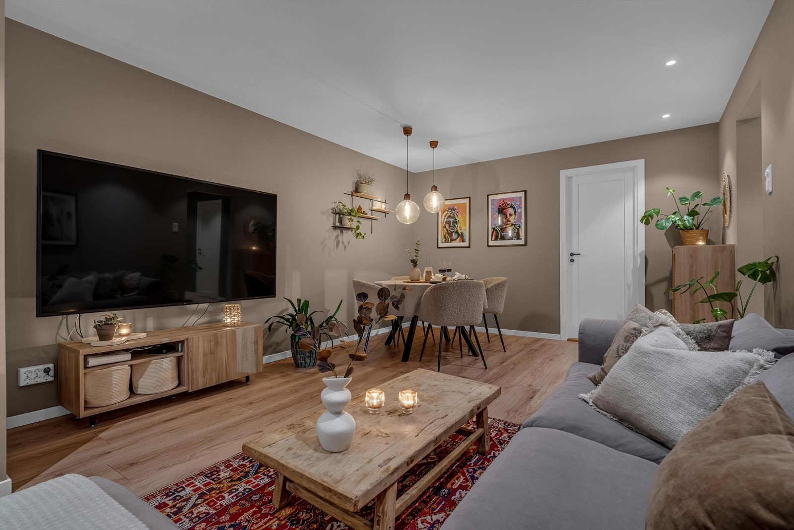 Det kan innredes med både sofagruppe, godstol, tv-møblement og spisestue. Galleribilde