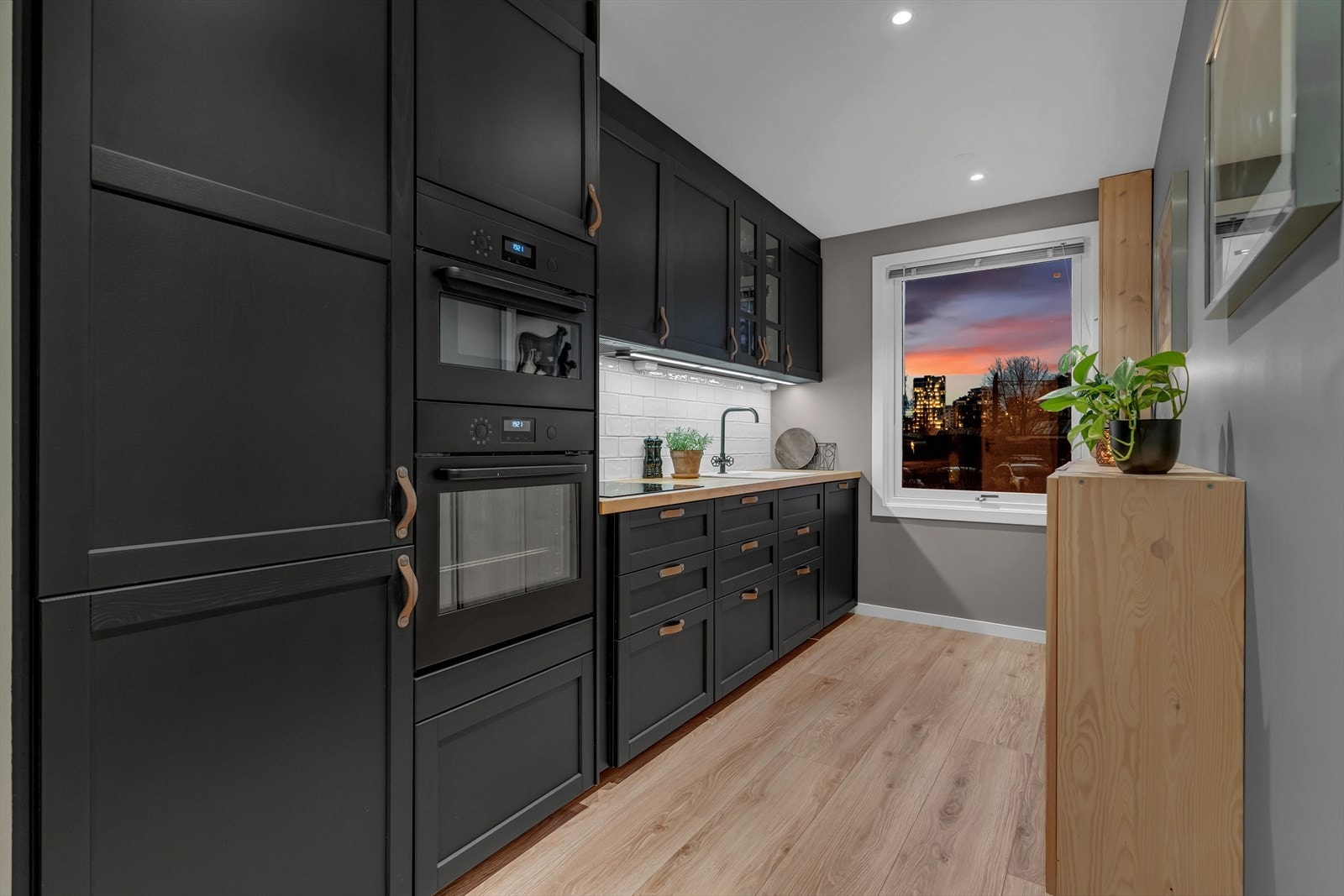 Kjøkkenet, som var nytt i 2019, har et stilfullt og moderne design med god benkeflate og rikelig med oppbevaringsplass. Galleribilde