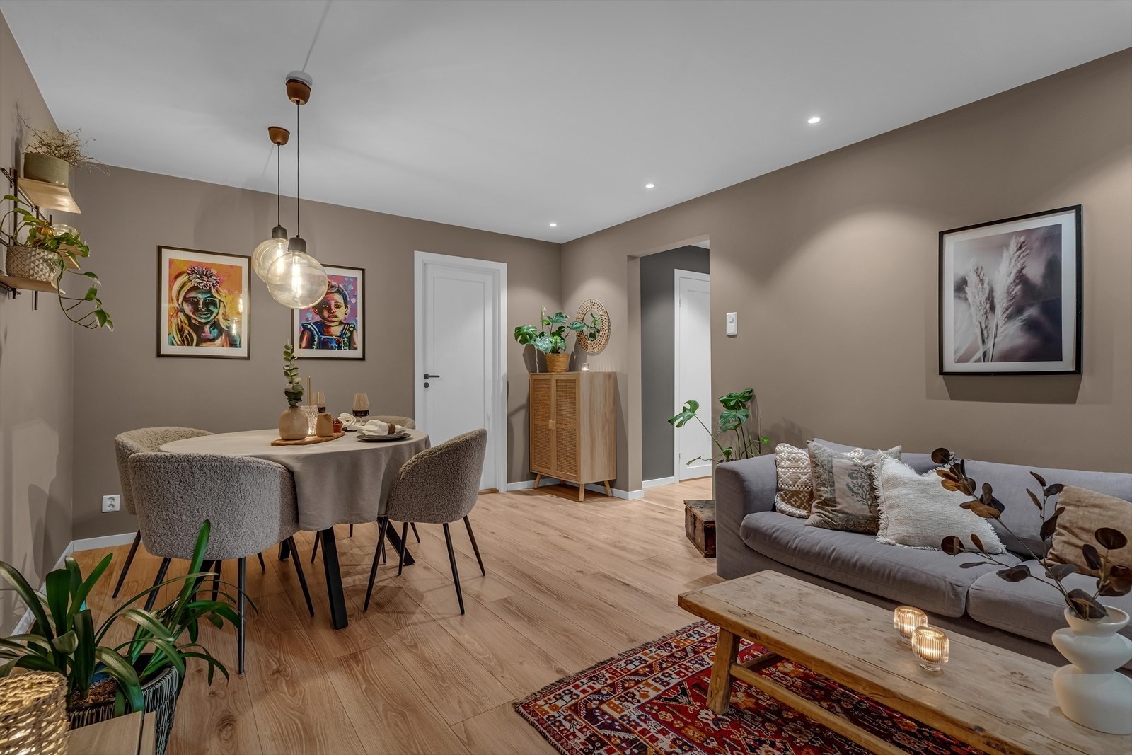 Videre inn i leiligheten finner vi en romslig stue med god plass for både sofagruppe og spisebord. Galleribilde