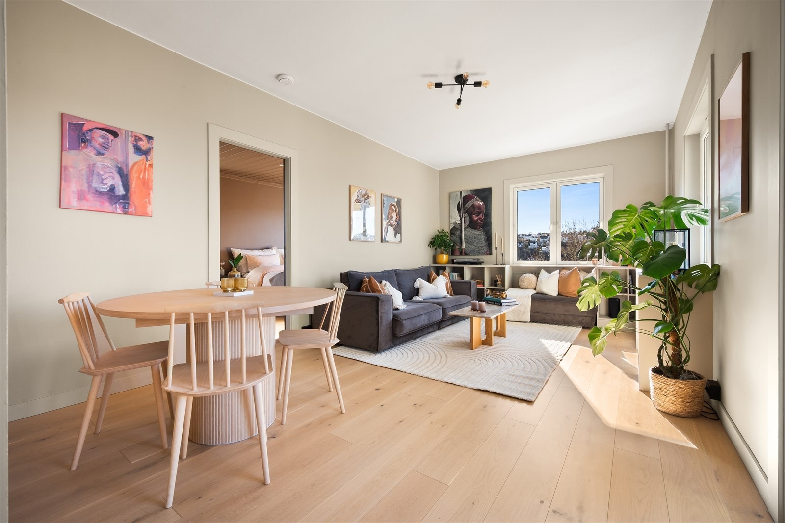 Lys, luftig og innbydende stue med store vindusflater og herlig utsikt. Galleribilde