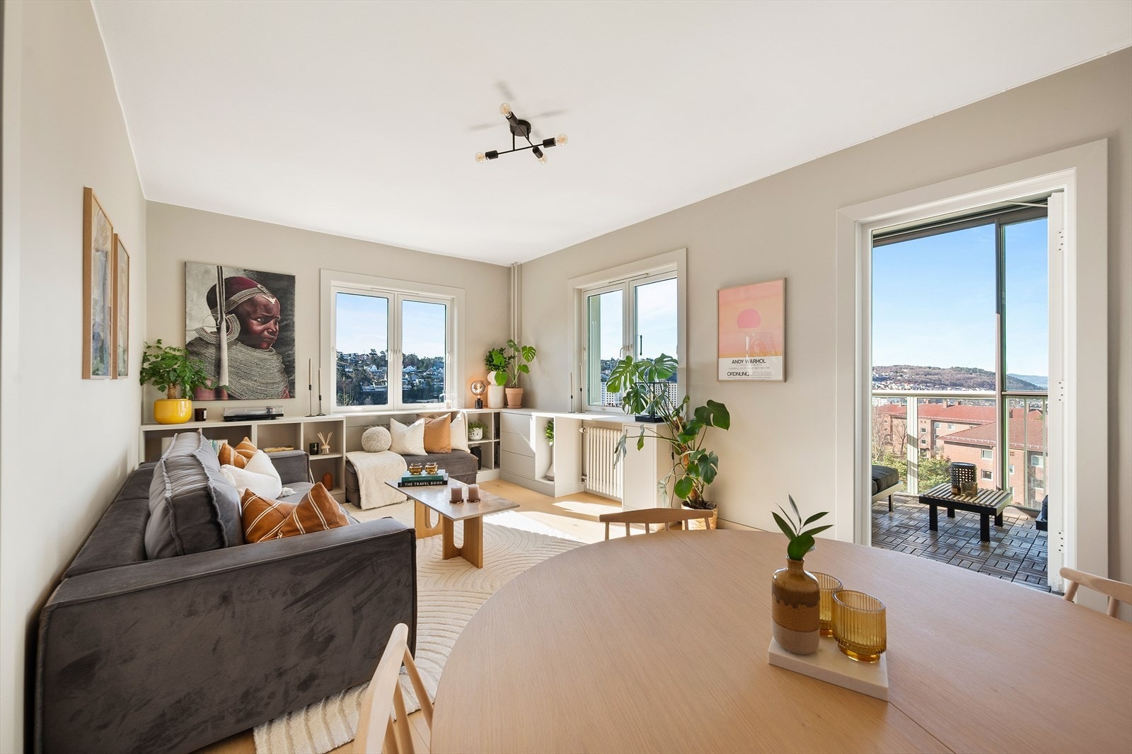 Leiligheten ligger i 7. etasje og inneholder entré, bad, to soverom, toalettrom, kjøkken og stue. Galleribilde