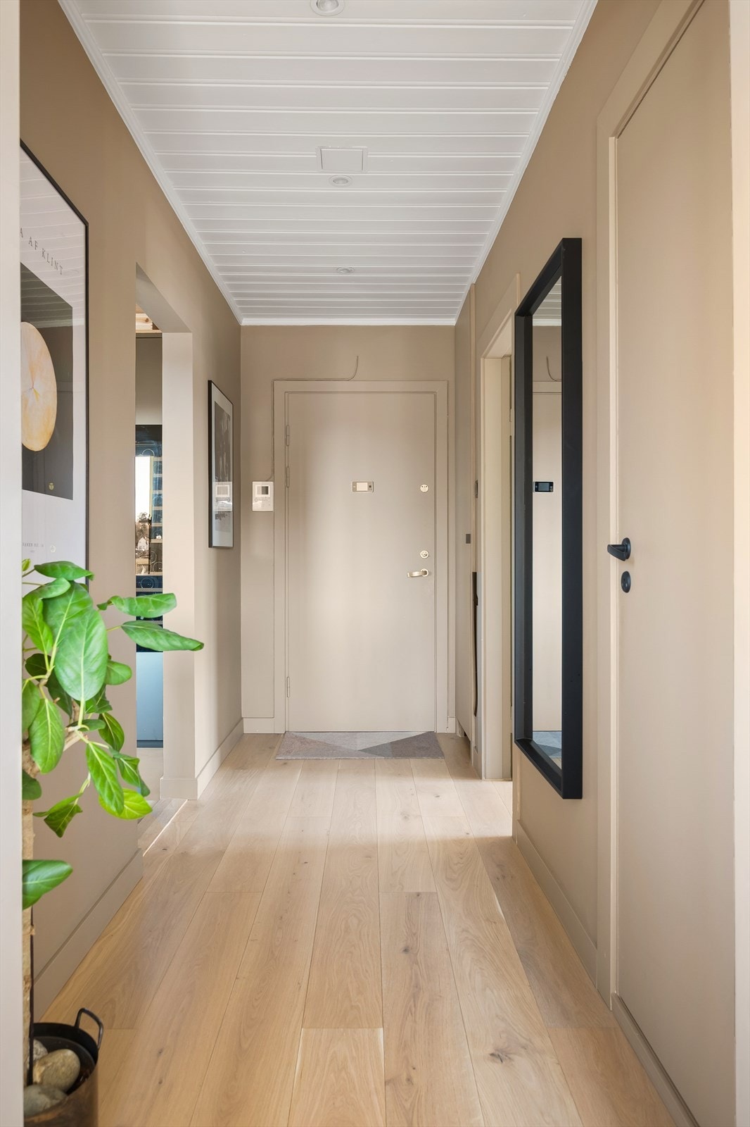 Velkommen inn! I gangen er det plass til knagger og skohylle for oppbevaring av yttertøy. Galleribilde