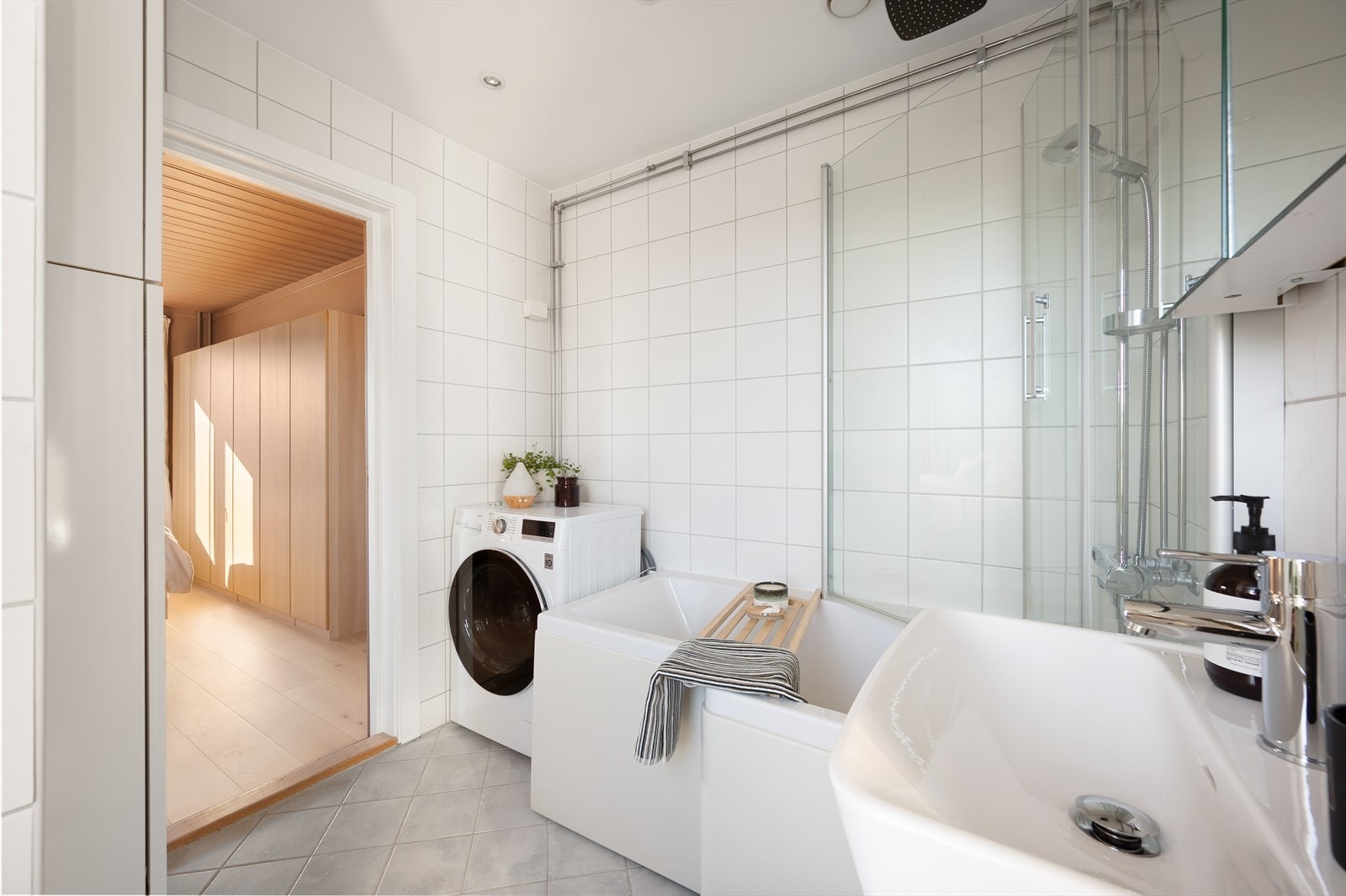 Pent bad pusset opp i regi av borettslaget i 2009. Ifølge tidligere salgsoppgave ble det satt inn nytt badekar, regndusj med hånddusj, ny servant og nytt speilskap i 2017. Galleribilde