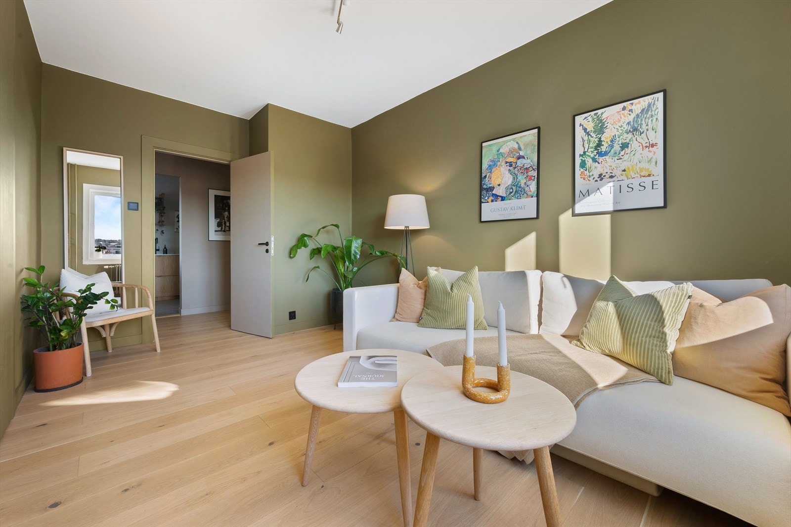 Begge rommene har store vindusflater som sikrer godt innslipp av lys og luft. Galleribilde