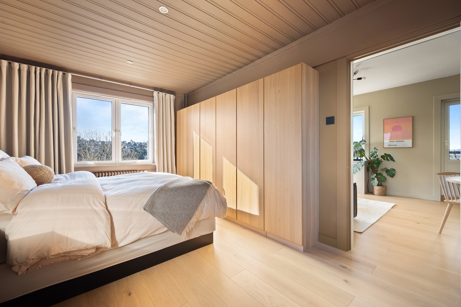 Det er godt med oppbevaringsplass i garderobeskap langs den ene veggen samt plass til kommoder. Galleribilde